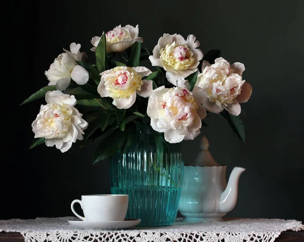 Tea Egy Üveg Váza Fehér Pünkösdi Rózsa Csokor Retro Csendélet — Stock Fotó