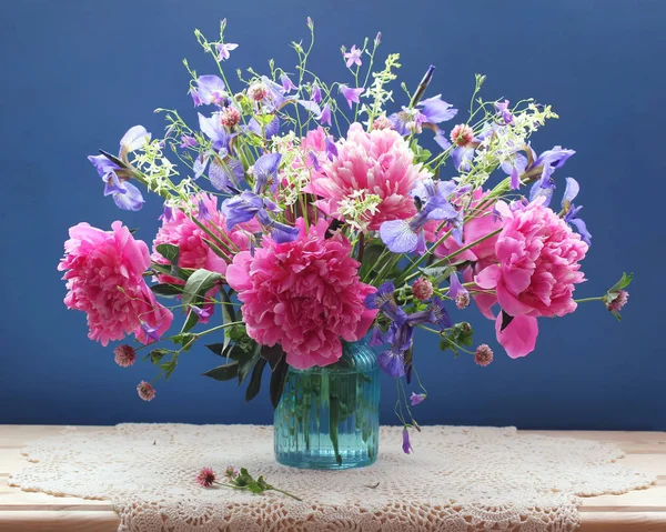 Bodegón Con Ramo Peonías Rosadas Iris Trébol Otras Flores Jarrón —  Fotos de Stock