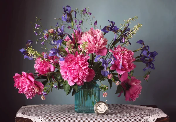 Bukett Trädgård Och Vilda Blommor Vas Stilleben Med Pioner Iris — Stockfoto