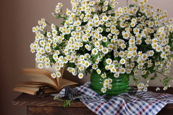 Ramo Margaritas Bodegón Con Flores Jarrón Sobre Mesa Libro Una —  Fotos de Stock