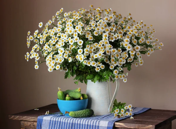 Komkommers Madeliefjes Stilleven Met Een Boeket Van Bloemen Groenten Tafel — Stockfoto