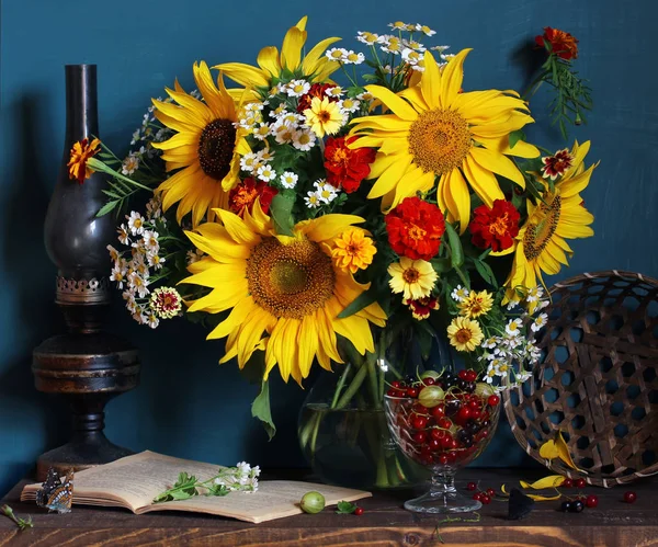 Stilleben Mit Sonnenblumen Und Gartenbeeren Stachelbeere Und Johannisbeere Blumenstrauß Einem — Stockfoto