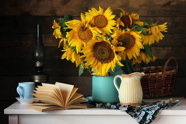 ひまわり 素朴な静物ひまわりとボードの背景に開いた本の花の花束 — ストック写真