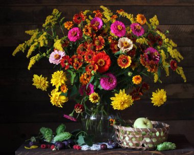 Bir cam vazo, elma ve çilek masada çiçeklenir. Still life Bahçe çiçek bir buket.