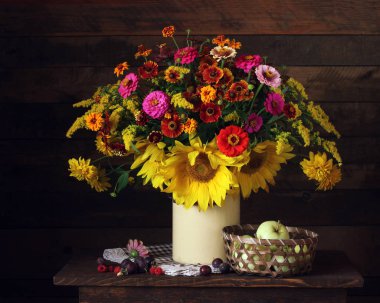 Bir kutu, elma, ahududu ve Erik masada çiçeklenir. Still life bahçe çiçekler, meyveler ve meyve bir buket.