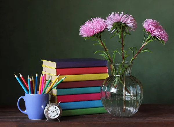 学校に戻る最初の 知識の日 教師の日 アスター 明るいカバーや色鉛筆の教科書の花束のある静物 — ストック写真