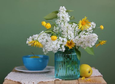 Bahar natürmort beyaz leylak ve elma ile. Bir Vazoda Çiçekler.