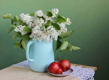 Beyaz Lila ve kırmızı armut. Buket çiçek bir emaye sürahi içinde. Natürmort.