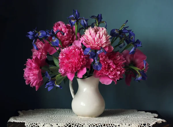 Peonías Rosadas Iris Una Jarra Blanca Bodegón Con Ramo Flores —  Fotos de Stock