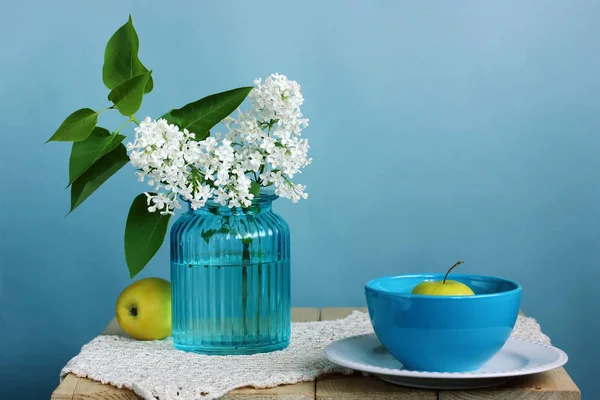 Bílý Šeřík Jablka Modrém Pozadí Jarní Zátiší Kvetoucí Větve — Stock fotografie