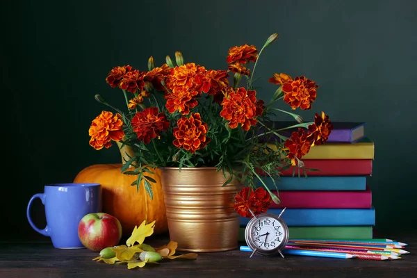 教師の日 学校に戻る教科書のある静物花束や学校用品 知識の日 — ストック写真