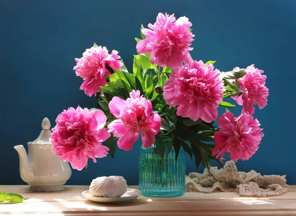 ピンク牡丹とマシュマロの花束のある静物 青いガラス花瓶の庭からの花 — ストック写真