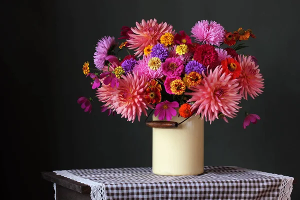 アスター ジニア 暗い背景にダリアが秋の花束 テーブルの上に缶の中の庭の花 — ストック写真