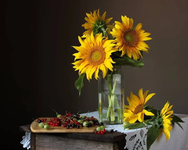 Stilleben Mit Einem Strauß Sonnenblumen Und Gartenbeeren Johannisbeeren Und Stachelbeeren — Stockfoto