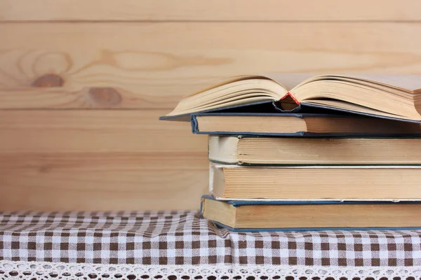 Pilha Livros Livro Aberto Sobre Mesa Espaço Vazio Para Seu — Fotografia de Stock