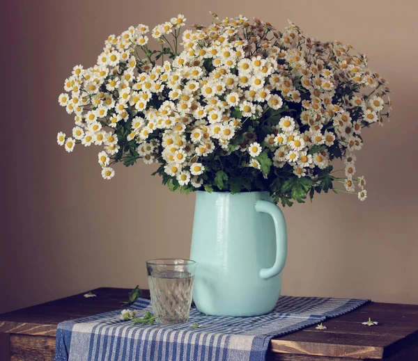 Zahradní Sedmikrásky Modrém Džbánu Dřevěný Stůl Zátiší Květinami — Stock fotografie