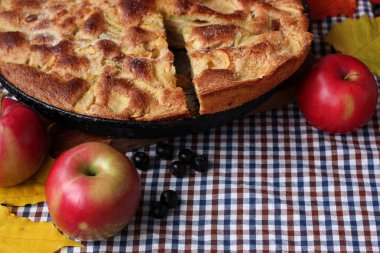 Elmalı turta, Charlotte. Bütün pastayı ve dilim. Metniniz için boş alanı.