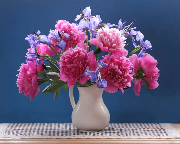 Pfingstrosen Und Schwertlilien Schöner Strauß Gartenblumen Einem Krug Auf Blauem — Stockfoto