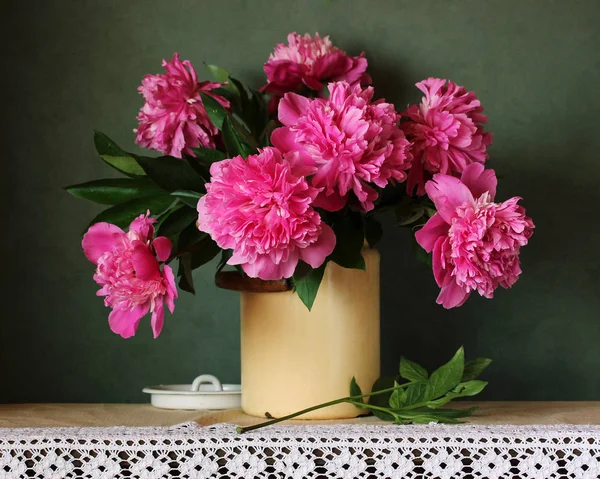 Hermoso Ramo Peonías Rosadas Mesa Con Mantel Encaje Flores Jardín — Foto de Stock