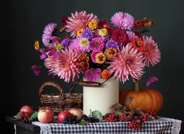 Nature Morte Automne Avec Fleurs Jardin Citrouille Pommes Baies — Photo