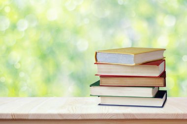 Yığın kitap renkli tabloda yer almaktadır. Öğrencinin çalışma alanı. Okula dönüş. Eğitim, çalışma, bilim.