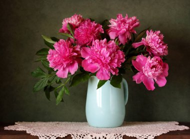 Pembe peonies bir sürahi içinde. Bahçe çiçek buketi.