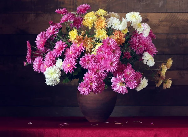 Chrysanthemen Herbststrauß Einer Tonkanne Auf Dem Tisch Mit Roter Tischdecke — Stockfoto