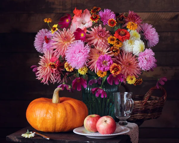 Herbststrauß Aus Blumen Gemüse Und Früchten Stillleben Mit Kürbis Äpfeln — Stockfoto