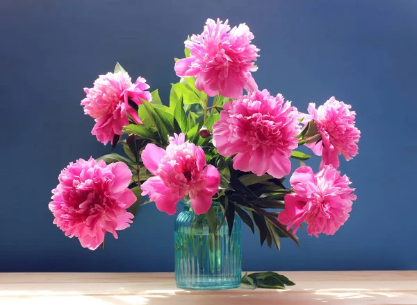 ガラス花瓶をテーブルの上にピンクの牡丹 庭の花 — ストック写真