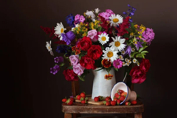 Großer Strauß Sommerblumen Garten Einem Krug Und Erdbeeren Auf Dunklem — Stockfoto