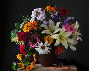 yemyeşil buket kil sürahi içinde bahçe çiçek. Lilyum, Phlox, papatya ve diğerleri.