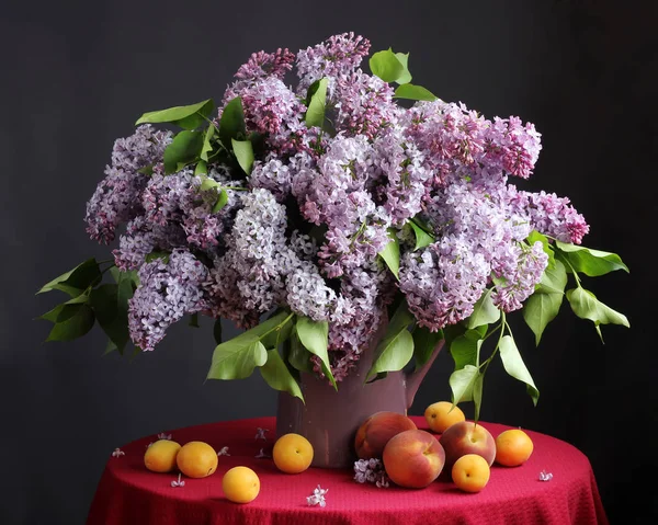 Ramo Lilas Una Jarra Albaricoques Melocotones Bodegón Con Flores Frutas —  Fotos de Stock