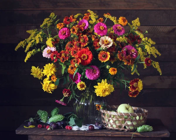 Naturaleza Muerta Jardín Con Flores Frutas Bayas Sobre Fondo Oscuro —  Fotos de Stock