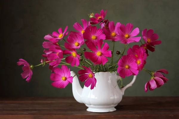 Rosa Gartenblumen Einer Teekanne Auf Grünem Hintergrund Natur Pflanze Stillleben — Stockfoto