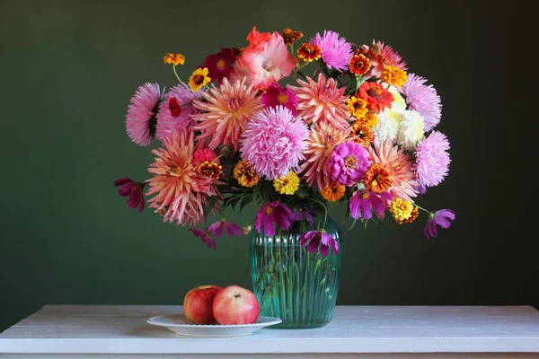 Nature Morte Con Mazzo Mele Astri Dalie Diversi Fiori Autunnali — Foto Stock