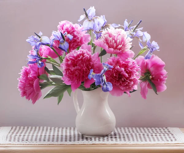 Pioenrozen Irissen Een Kruik Tafel Tuin Bloemen Stilleven — Stockfoto