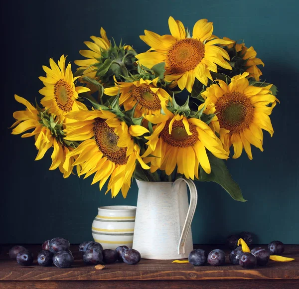 Strauß Sonnenblumen Und Pflaumen Blumen Und Beeren Sommer Stillleben — Stockfoto