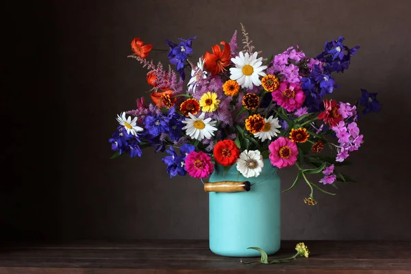 庭の明るい花束には テーブルの上に花が栽培されています 左側にテキストを配置します — ストック写真