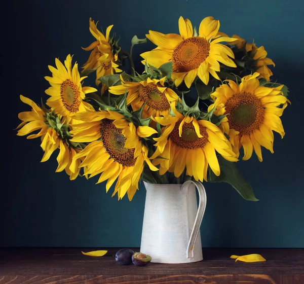 Gelbe Sonnenblumen Krug Und Pflaumen Auf Dem Tisch — Stockfoto
