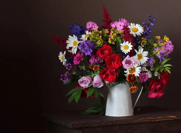 Sommerstrauß Glas Rosen Gänseblümchen Phlox Glocken Und Andere Gartenblumen Vor — Stockfoto
