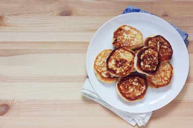 masada cheesecake veya krep ile plaka, üst görünüm.