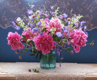 Yaz buket pembe peonies ve süsen