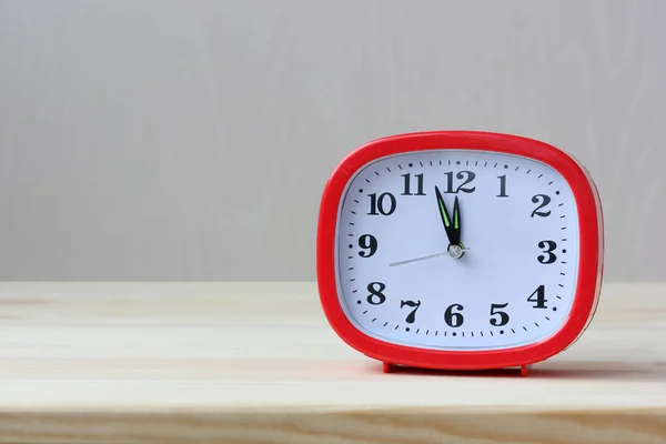 Relógio de alarme de plástico retangular vermelho na mesa . — Fotografia de Stock