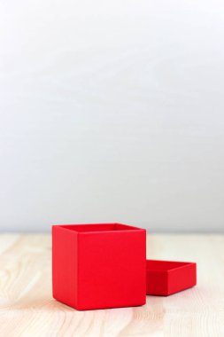 ahşap masa üzerinde açık kapak ile kırmızı kutu, metin için alan.