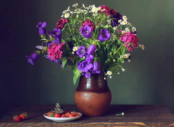Strauß von Gartenblumen, Schmetterling und Erdbeere — Stockfoto