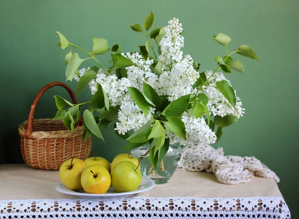 Weißer Flieder und Äpfel, ländliches Stillleben. — Stockfoto