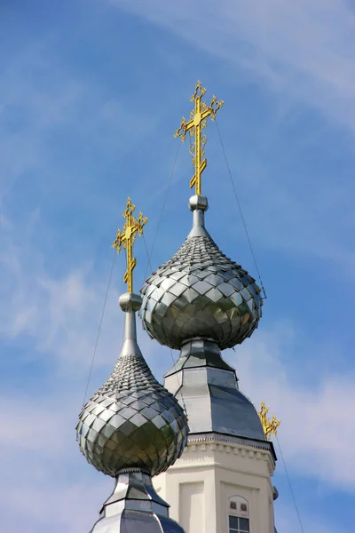 Gold crosses on the domes of the temple — Stock Photo, Image