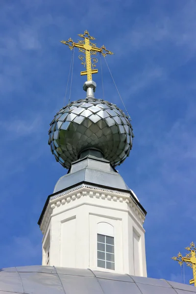 Золотой крест на куполе храма против голубого неба . — стоковое фото