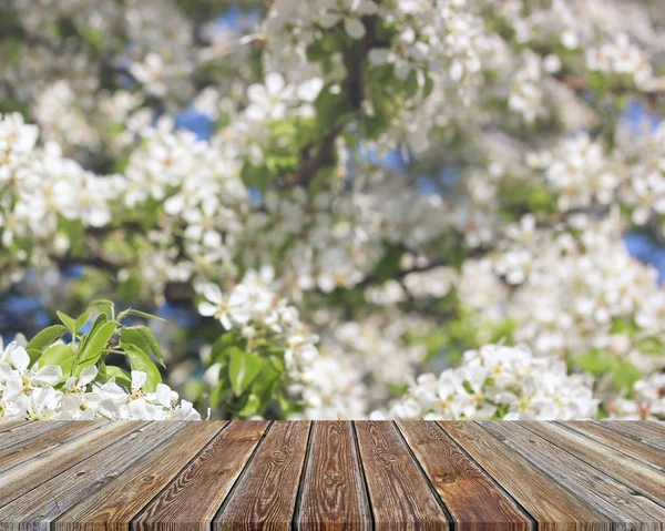 Mesa de madera vacía sobre fondo borroso de primavera . — Foto de Stock