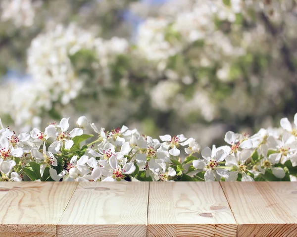 Mesa vacía sobre fondo borroso primavera con ramas florecientes — Foto de Stock